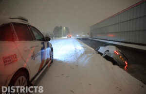 Auto belandt door gladheid in het water Veenakkerweg Den Hoorn