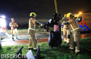 Omstander haalt te water geraakte scooterrijder uit water Westgaag Maasland