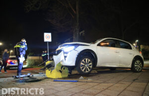 Automobiliste vliegt uit de bocht en eindigt op steen Muzieklaan Zoetermeer