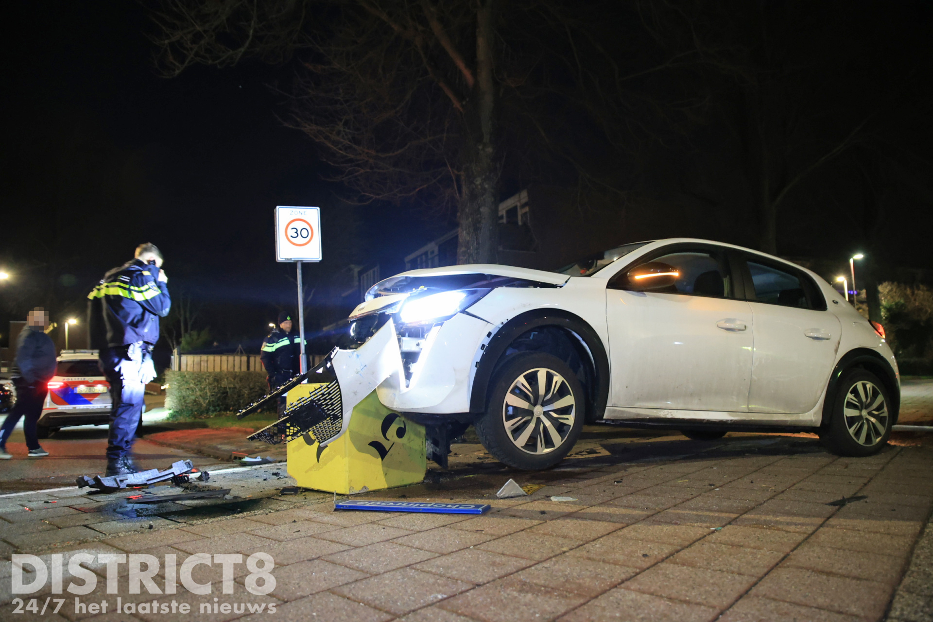 Automobiliste vliegt uit de bocht en eindigt op steen Muzieklaan Zoetermeer