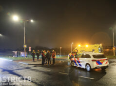 Voertuig op zijn kant na ongeval Zijdeweg Pijnacker