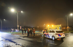 Voertuig op zijn kant na ongeval Zijdeweg Pijnacker