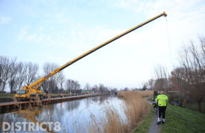 Automobilist probeert werkzaamheden te ontwijken en raakt van de weg Commandeurskade Maasland