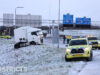 Vrachtwagen raakt van de weg door gladheid: afrit afgesloten A4 Rijswijk