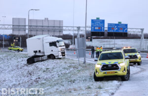Vrachtwagen raakt van de weg door gladheid: afrit afgesloten A4 Rijswijk