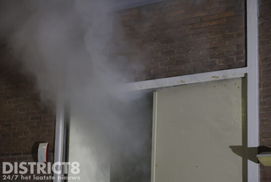 Meerdere woningen ontruimd bij ‘zeer grote brand’ in verfopslag Van Ostadestraat Den Haag