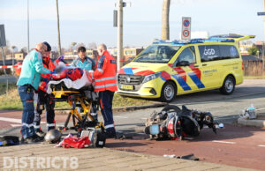Scooterrijder flink gewond bij aanrijding Brasserskade Nootdorp