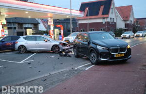 Veel schade na ongeval tussen twee voertuigen Oosteinde Den Haag