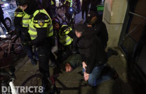 Mobiele Eenheid ingezet Haagse Schilderswijk; politiebusje bekogeld met vuurwerk