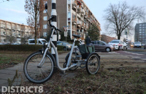 Tramlijn gestremd na aanrijding tussen fietsster en automobilist Dedemsvaartweg Den Haag