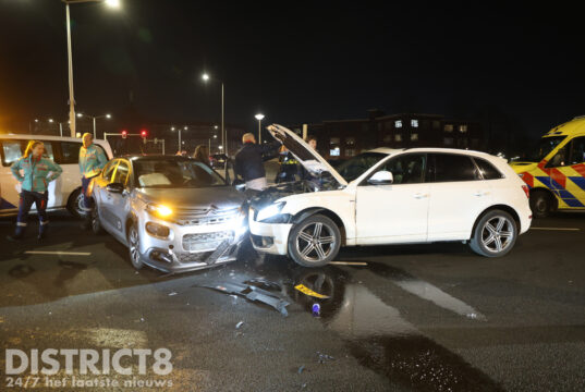 Aanzienlijke schade na botsing tussen twee auto’s Veluweplein Den Haag