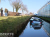 Auto vliegt uit de bocht en belandt in sloot Nieuwelaan ‘s-Gravenzande