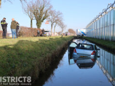 Auto vliegt uit de bocht en belandt in sloot Nieuwelaan ‘s-Gravenzande