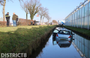 Auto vliegt uit de bocht en belandt in sloot Nieuwelaan ‘s-Gravenzande