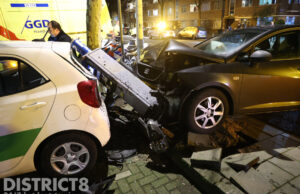 Automobilist raakt van de weg en ramt parkeerautomaat en auto Troelstrakade Den Haag