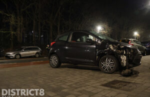 Automobilist ramt auto; bijrijder raakt gewond Waalsdorperweg Den Haag