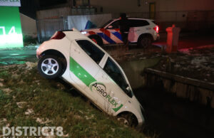 Automobilist gaat te hard door de bocht en belandt in water Coldenhovelaan De Lier