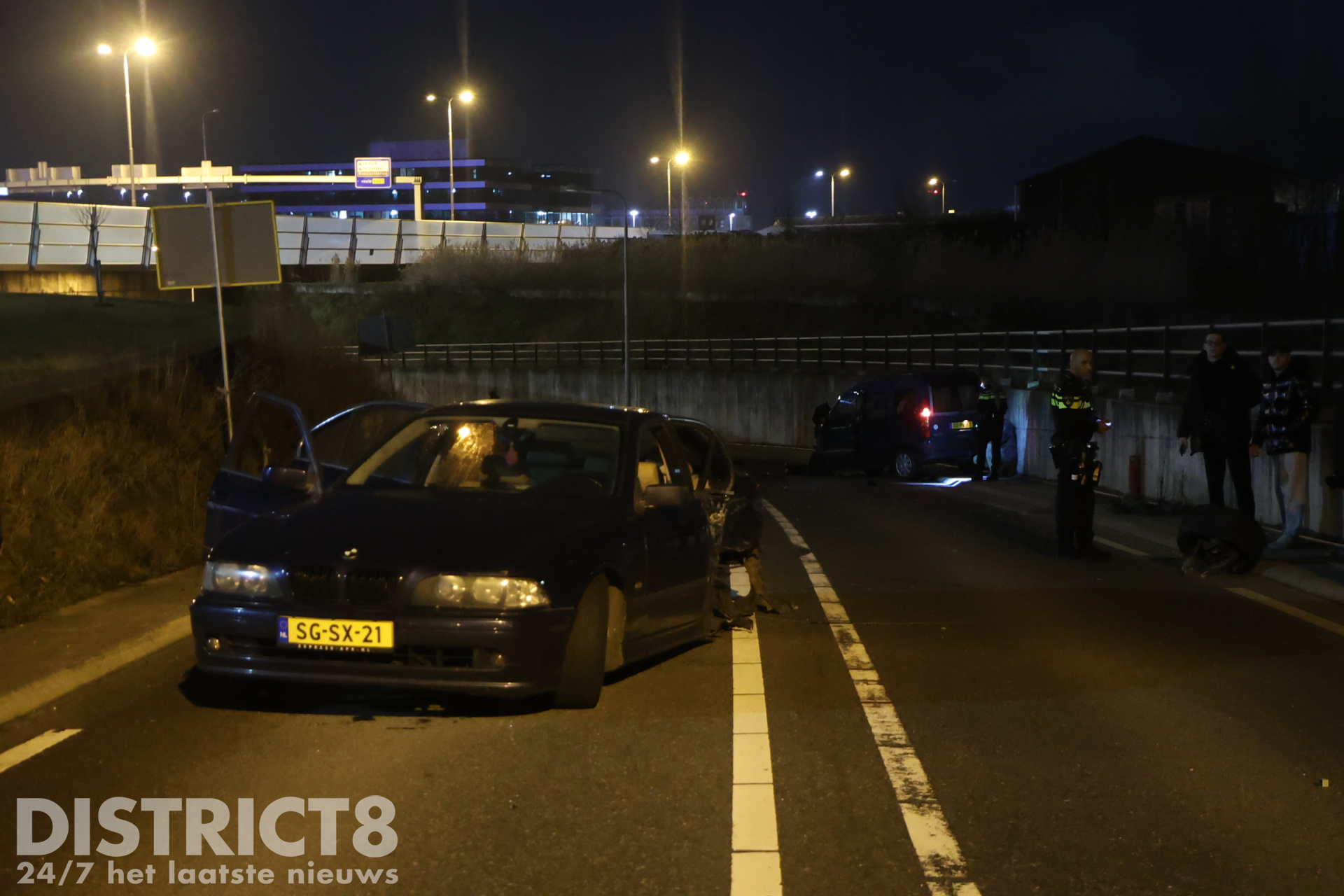 Gewonde en schade na aanrijding tussen auto en busje Kesterse Wei Maasdijk