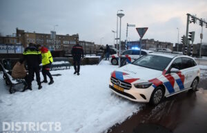 Dronken man uit water gehaald en behandeld door ambulancepersoneel Soestdijkseplein Den Haag