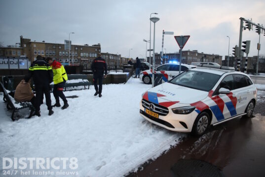 Dronken man uit water gehaald en behandeld door ambulancepersoneel Soestdijkseplein Den Haag