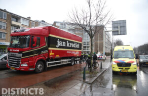 Fietser gewond na aanrijding met stilstaande vrachtwagen Oude Haagweg Den Haag