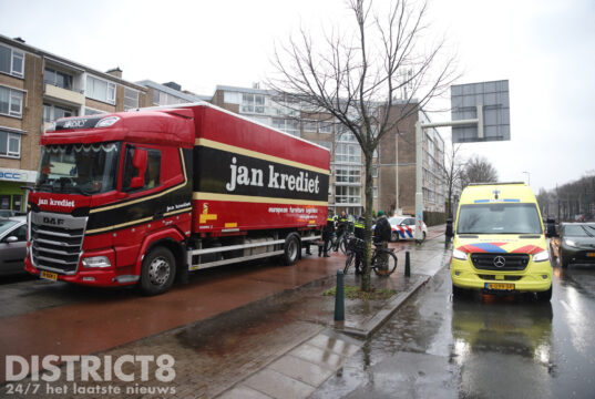 Fietser gewond na aanrijding met stilstaande vrachtwagen Oude Haagweg Den Haag