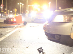 Gewonde na aanrijding tussen bezorgscooter en auto Veluweplein Den Haag