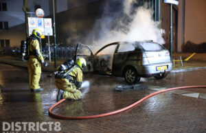Rijdende auto volledig verwoest door brand Asvest Delft