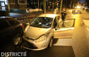 Automobiliste botst op geparkeerde auto’s Huis te Landelaan Rijswijk
