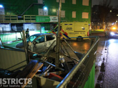 Auto raakt van de weg en botst tegen omheining van bouwplaats Neherkade Den Haag