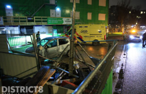 Auto raakt van de weg en botst tegen omheining van bouwplaats Neherkade Den Haag