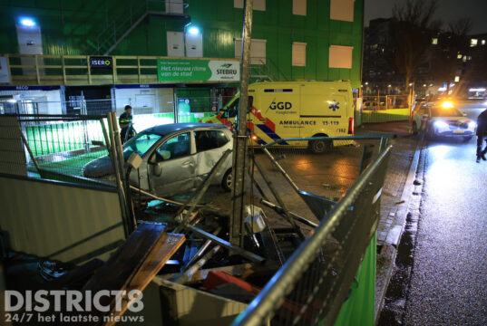 Auto raakt van de weg en botst tegen omheining van bouwplaats Neherkade Den Haag