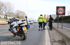 Politie en Rijkswaterstaat vissen snorscooter van snelweg A12 Den Haag