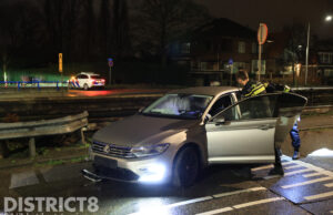 Gestolen auto met gestolen kentekenplaten crasht: bestuurder op de vlucht Delfgauwseweg Delft