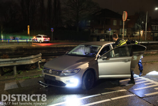 Gestolen auto met gestolen kentekenplaten crasht: bestuurder op de vlucht Delfgauwseweg Delft