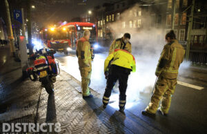 Brandweer doet onderzoek na rookontwikkeling uit rioolputten Prinsegracht Den Haag