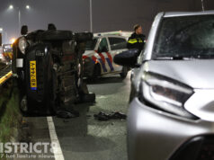 Auto op z’n kant na ongeval: vrachtwagen rijdt door N211 Wippolderlaan Den Hoorn