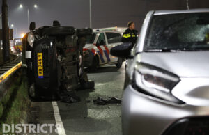 Auto op z’n kant na ongeval: vrachtwagen rijdt door N211 Wippolderlaan Den Hoorn