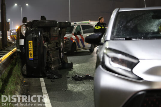 Auto op z’n kant na ongeval: vrachtwagen rijdt door N211 Wippolderlaan Den Hoorn