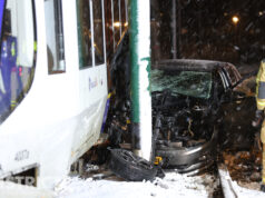 Auto zwaar beschadigd na aanrijding met tram Rijswijkse Landingslaan Den Haag
