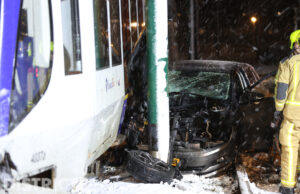 Auto zwaar beschadigd na aanrijding met tram Rijswijkse Landingslaan Den Haag