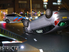 Auto ramt lantaarnpaal en vliegt over de kop Schieweg Delft