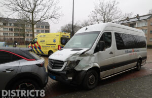 Meerdere voertuigen beschadigd door taxibusje Klaroenstraat Rijswijk