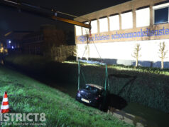 Personenauto raakt van de weg en belandt in water Dorpskade Wateringen