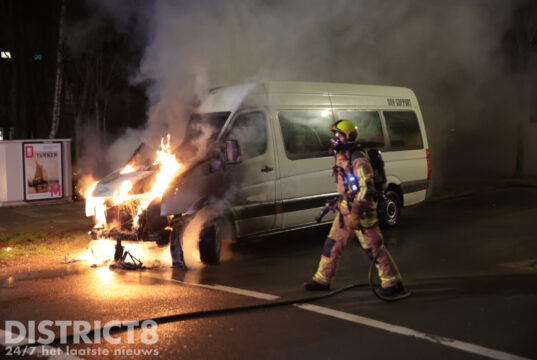 Geparkeerde rolstoelbus ging in vlammen op Mozartlaan Den Haag