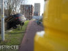 Auto raakt van de weg en komt vast te zitten bij sportpark De Verademing Den Haag