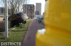 Auto raakt van de weg en komt vast te zitten bij sportpark De Verademing Den Haag