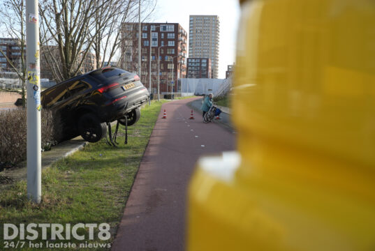 Auto raakt van de weg en komt vast te zitten bij sportpark De Verademing Den Haag