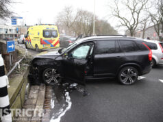 Automobilist knalt tegen muur van verkeersplein Erasmusplein Den Haag