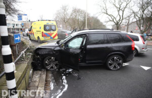 Automobilist knalt tegen muur van verkeersplein Erasmusplein Den Haag